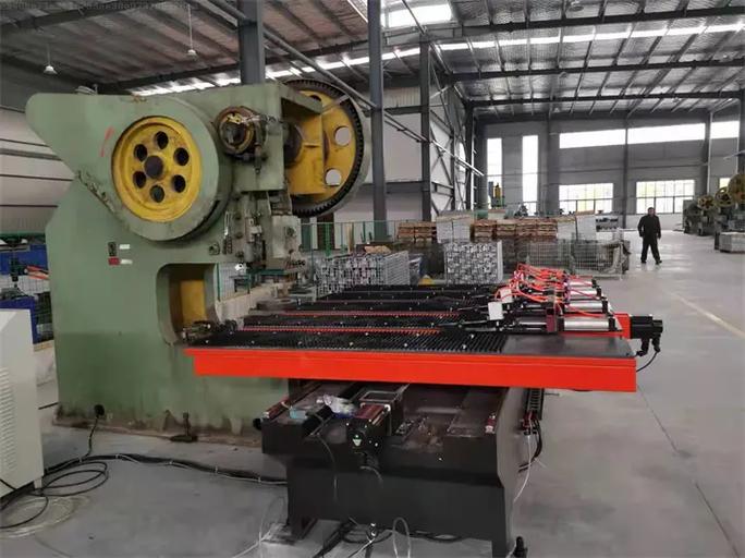 大連數控沖床送料機銷售廠家,推薦兆豐數控設備,自動夾鉗, 廠